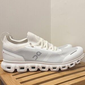 On Running Men's Cream and White Sneakers